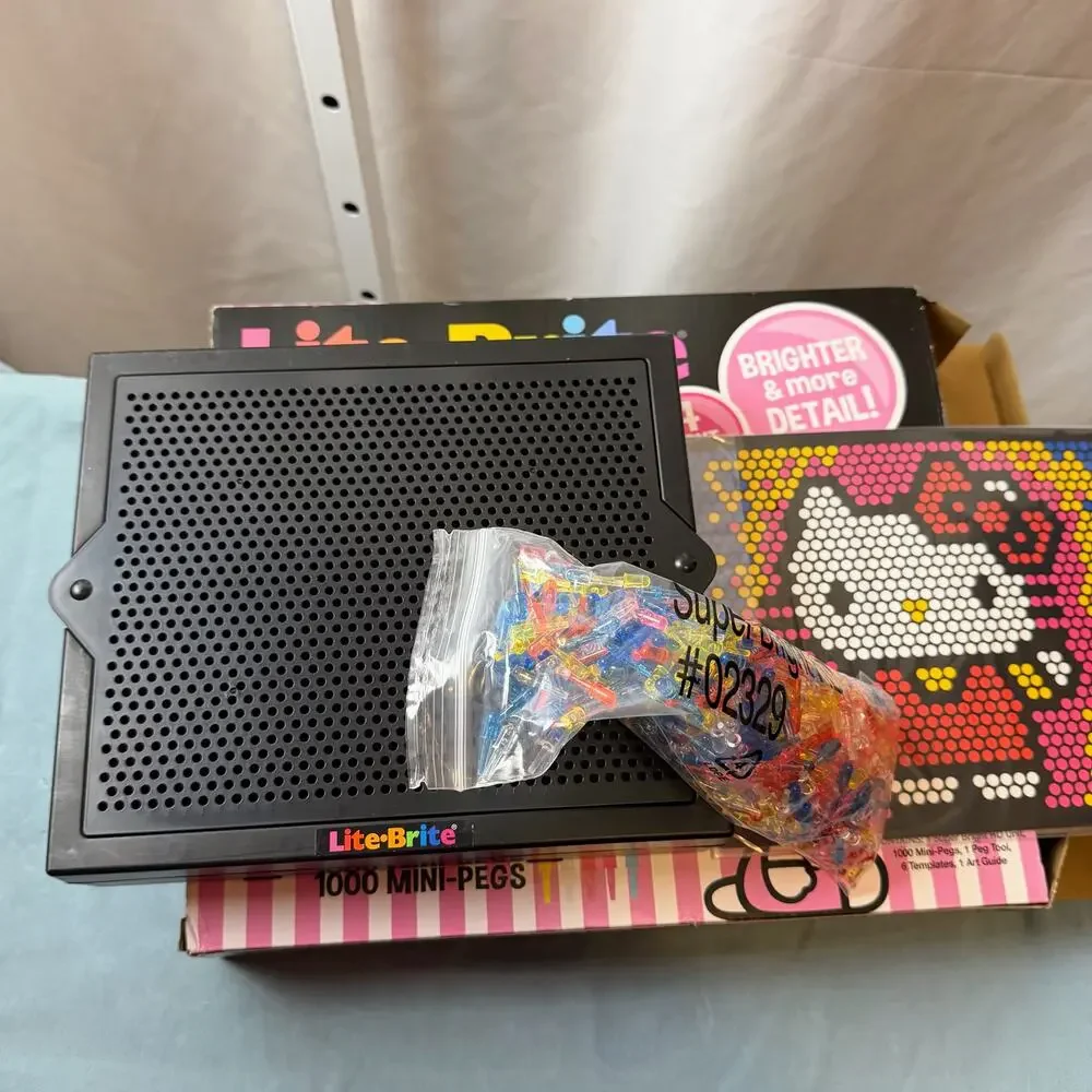 Lite-Brite Super Bright HD Hello Kitty Light‎ Peg Art Kit Family Fun Gift